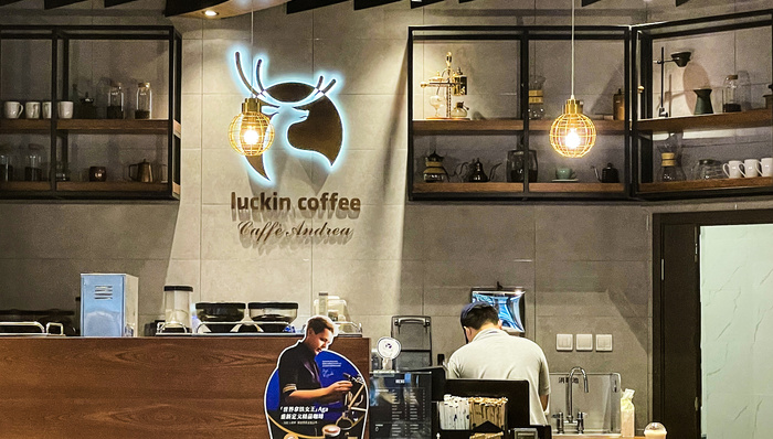 瑞幸咖啡咖啡；奶茶；抢地盘；咖啡行业；奶茶行业；市场竞争；饮品行业；品牌竞争；咖啡店；奶茶店；跨界竞争；消费趋势；饮品市场；商战；行业动态