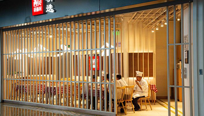 西贝降价、发优惠券后，门店又开始排队了