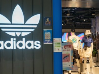阿迪达斯夹克文案“在城里办事”被玩梗，品牌回应