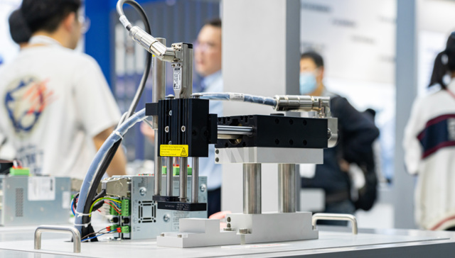 Electronic information manufacturing expands over 10% in first 10 months as policy support accelerates