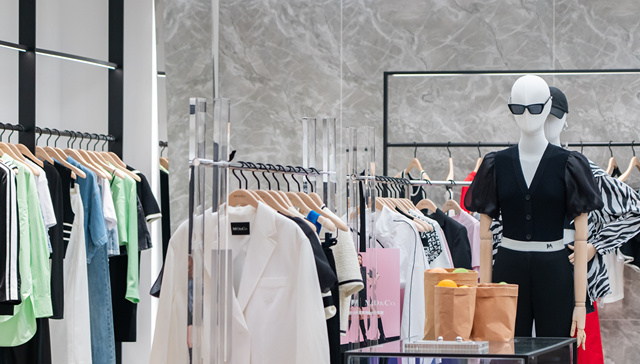 Tax refund drives shopping surge among overseas tourists in Shanghai