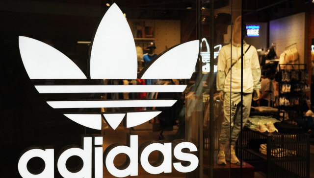 购买的阿迪达斯羽绒服由雪中飞代工？客服：具备质量保障