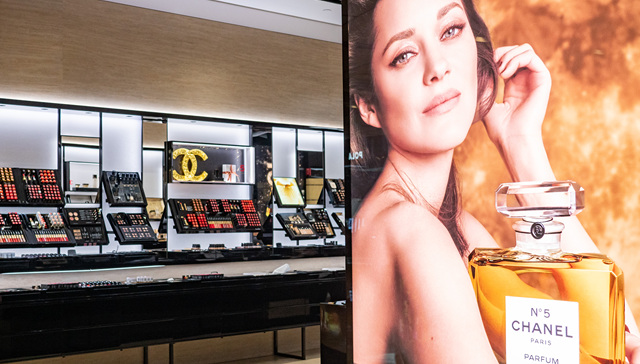 香奈儿蜜粉30克卖600元，6克还卖600元！客服：随行装有镜子 