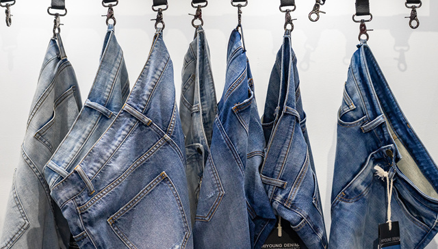 一条牛仔裤广告引发美国舆论撕裂｜文化周报