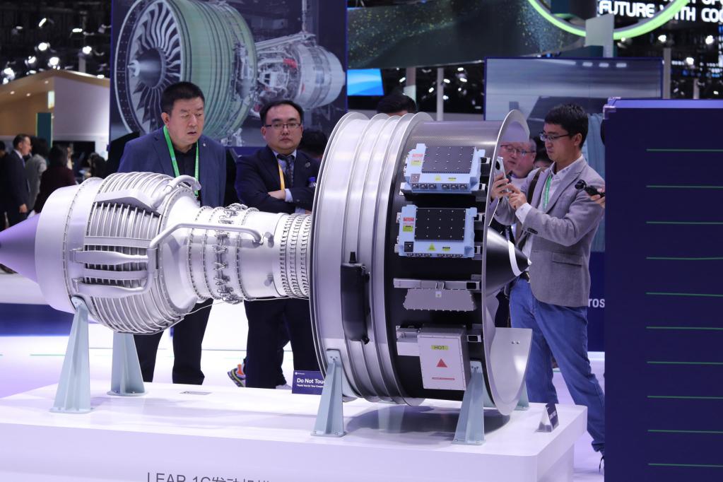 观众在GE展台参观LEAP-1C发动机（拍摄：陈怡轩）