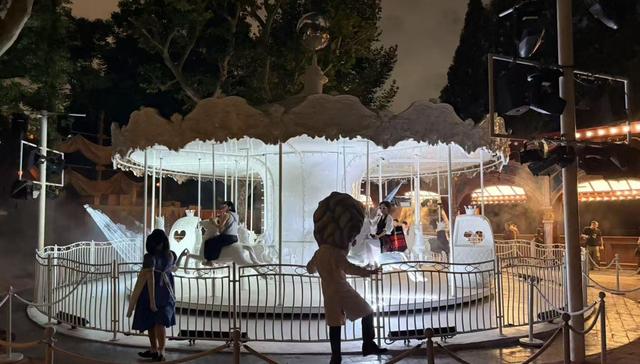 INS于复兴公园推出夜间体验项目，“同行：上海与巴黎抽象艺术展”启幕 | 一周有品指南